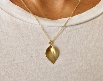Collar de pétalos, collar de hoja dorada, collar bohemio único, joyería inspirada en la naturaleza, regalo para amantes de la naturaleza, collar con colgante de hoja, estilo botánico