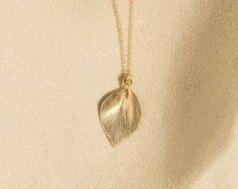 Collar de hoja dorada, collar con colgante de hoja, collar de pétalos, joyería inspirada en la naturaleza, regalo para amantes de la naturaleza, collar orgánico, collar botánico