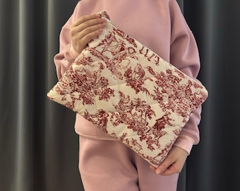 Laptop sleeve for 14-inch laptops – Toile de Jouy pattern in Bordeaux