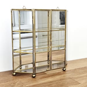 Armoire à bibelots Mid-Century à double porte en verre et en laiton, vitrine vintage en miroir, étagère à bibelots