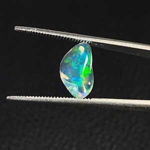 Impressive mexican water opal with its beautiful colors AAA Quality. FreeForm. weight 1.60 carats, measure 12X6X4 mm