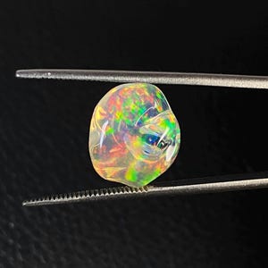 Impressive mexican water opal with its beautiful colors AAA Quality. Freeform. weight 4.60 carats, measure 13X12X6 mm
