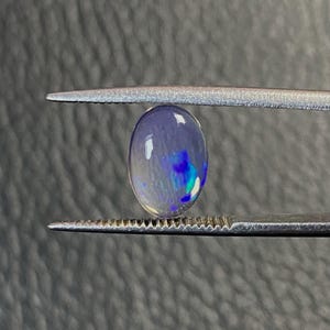 Impressive mexican water opal with its beautiful colors AA Quality. Cabuchon opal. weight 1.20 carats, measure 9X6X3 mm