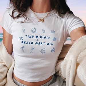 Tiny Bikinis Beach Martinis Baby Tee Womens Summer Crop Top Bachelorette Shirt Girls Trip Outfit Y2K Beach Shirt Vacay Aesthetic Summer Tee