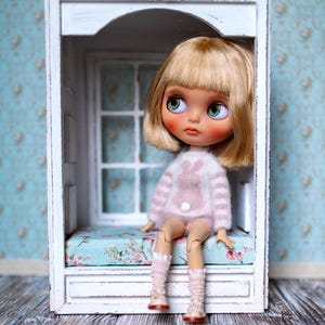 1:6 Scale Dollhouse Roombox – Miniature Window Seat Furniture