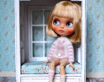 1:6 Scale Dollhouse Roombox – Miniature Window Seat Furniture