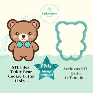 Pode incluir: Ilustração de um urso de pelúcia com laço borboleta azul, ao lado de um cortador de biscoitos em forma de urso. O texto inclui "STL Files Teddy Bear Cookie Cutter 11 sizes" e "PNG Image included".
