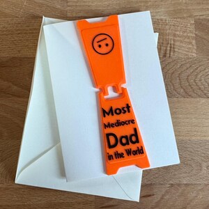 Carte de fête des pères avec mini plaque -- papa médiocre / pire papa
