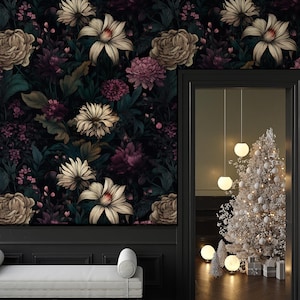 Może przedstawiać: Pokój z ciemną kwiatową tapetą z dużymi kremowymi, fioletowymi i bordowymi kwiatami. Pod tapetą znajduje się biała ławka z cylindrycznymi podłokietnikami. Drzwi odsłaniają udekorowaną choinkę i kuliste lampy.