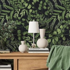 Dunkle botanische Tapete mit Farn, üppige grüne Blätter Wandbild, neutrale Waldpflanzen Wanddekor, Kräuter Wandkunst, rustikale nahtlose Muster Wandbild
