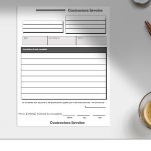 Può includere: Un modulo di fattura per appaltatori vuoto con un righello, una penna e una tazza di caffè. La fattura ha sezioni per data, ordine di lavoro e numero di offerta. Il modulo include una sezione per la descrizione dei lavori eseguiti.