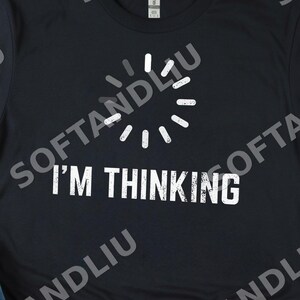 Estoy pensando PNG, diseño de meme divertido de programador geek nerd, gráfico de humor de cerebro cargando, camiseta de tecnología gamer de moda, descarga digital