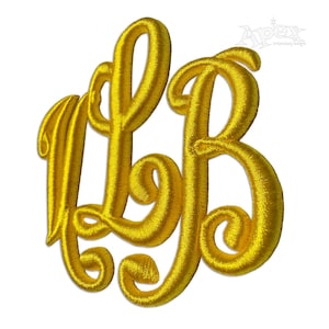 Könnte beinhalten: Ein goldfarbenes, gesticktes Monogramm mit den Buchstaben MLB in einer fließenden Schrift. Die Buchstaben sind miteinander verschlungen und haben eine dreidimensionale Erscheinung mit einer strukturierten, genähten Oberfläche. Das Design ist vor weißem Hintergrund.