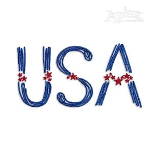 Pode incluir: Desenho bordado da palavra "USA" em azul com estrelas vermelhas dentro de cada letra.