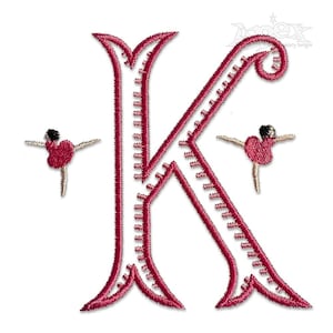 Op de afbeelding: Geborduurde letter K met een roze ballerina aan elke kant. De letter is in een decoratief lettertype met een roze omtrek en een witte vulling.