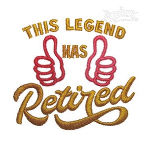 以下が含まれることがあります： 「This Legend Has Retired」という金色の文字で刺繍されたデザイン。赤い親指が2本立てられており、その間に「Has」という文字が書かれている。