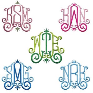 Op de afbeelding: Vijf geborduurde monogramontwerpen met combinaties van drie letters. Elk monogram toont sierlijke, krullende versieringen en een klein puntig accent aan de boven- en onderkant. De kleuren zijn roze, magenta, limoengroen, donkerblauw en lichtblauw.