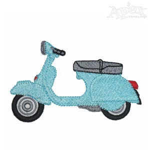 Op de afbeelding: Een lichtblauwe scooter met een grijze stoel en een rood achterlicht. De scooter heeft een zwart stuur en zwarte wielen.