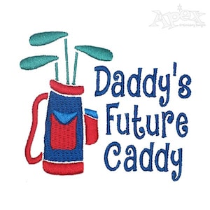 Könnte beinhalten: Gestickte Darstellung einer blauen Golftasche mit roten Akzenten und Golfschlägern, mit dem Text "Daddy's Future Caddy" in Blau.