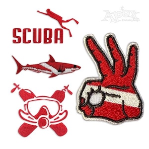 Puede incluir: Parches bordados con temática de buceo. Incluye la palabra "SCUBA" en letras rojas, un tiburón rojo con rayas blancas, una silueta de buceador, un diseño de máscara y tanque de buceo, y una mano haciendo el signo "OK".