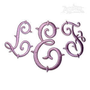 Peut inclure: Un motif de broderie de monogramme avec les lettres L, E et S en écriture cursive avec des épines. Les lettres sont de couleur violet clair.