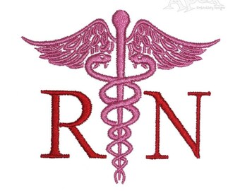 Pode incluir: Desenho bordado de um símbolo médico de caduceu rosa com as letras RN em vermelho.