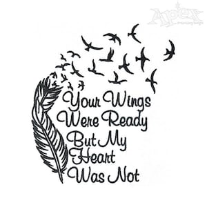 Puede incluir: Diseño de bordado en blanco y negro con una pluma y una bandada de pájaros volando con el texto "Your Wings Were Ready But My Heart Was Not".