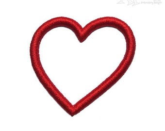 Può includere: Un ricamo a contorno di cuore rosso. Questo design è perfetto per aggiungere un tocco d'amore a qualsiasi progetto.
