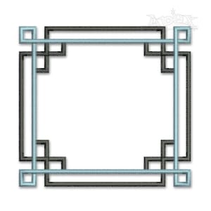 Può includere: Un disegno quadrato ricamato con una doppia cornice. La cornice esterna è grigio scuro, mentre la cornice interna è azzurra. Il disegno presenta un motivo geometrico ad incastro, con la parola "Apex" nell'angolo in alto a destra.