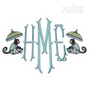 Op de afbeelding: Geborduurde monogram met de letters H, M en E in lichtblauw. De letters worden omringd door een decoratief ontwerp van takken met doornen. Twee apen houden aan weerszijden van het monogram paraplu's vast.
