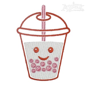 Könnte beinhalten: Gesticktes Design eines lächelnden Bubble Tea-Getränks in einem durchsichtigen Becher mit roter Kontur. Das Getränk hat einen rosa Strohhalm und rosa Tapiokaperlen. Der Becher hat einen weißen Hintergrund mit einem lächelnden Gesicht.