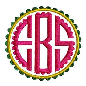 Op de afbeelding: Een ronde geborduurde patch met de letters EBS in een opvallend felroze lettertype. Het monogram is omsloten door een dunne gele cirkelvormige rand, die wordt omringd door een decoratieve geschulpte rand in een diepe bosgroene kleur.