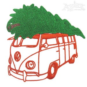 Könnte beinhalten: Rote Umrandung eines Oldtimer-Lieferwagens mit einem grünen Weihnachtsbaum oben drauf. Der Wagen hat eine weiße Karosserie und runde Scheinwerfer.