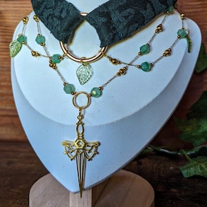 Forest Green Elven Choker – Fantasy Necklace with Green Beads & Gold Sword Pendant – Fairycore Jewelry for Festival
