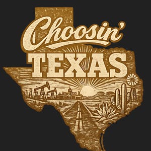 Puede incluir: Un dise&ntilde;o gr&aacute;fico marr&oacute;n con la forma de Texas, con las palabras "Choosin' TEXAS" en una fuente vintage. El dise&ntilde;o incluye ilustraciones de torres de perforaci&oacute;n petrolera, una carretera, un cactus y un sol naciente, sobre un fondo oscuro.