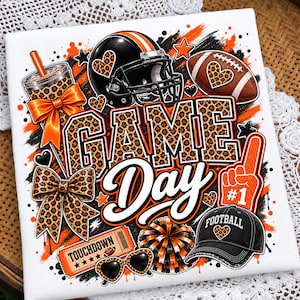Puede incluir: Un gráfico cuadrado blanco con el texto GAME DAY en estampado de leopardo y blanco. Los elementos incluyen un casco de fútbol americano, un balón, un vaso con un lazo naranja, un lazo de leopardo, un dedo de espuma, una gorra y gafas de sol.
