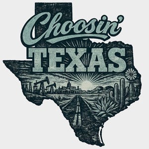 Puede incluir: Gr&aacute;fico de estilo vintage que presenta el contorno de Texas con las palabras "Choosin' TEXAS" en color verde azulado. La imagen dentro del contorno representa una carretera que conduce a una puesta de sol, torres de perforaci&oacute;n petrolera, un cactus y un molino de viento.