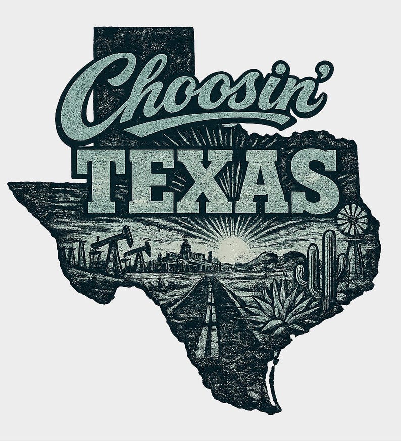 Puede incluir: Gr&aacute;fico de estilo vintage que presenta el contorno de Texas con las palabras "Choosin' TEXAS" en color verde azulado. La imagen dentro del contorno representa una carretera que conduce a una puesta de sol, torres de perforaci&oacute;n petrolera, un cactus y un molino de viento.