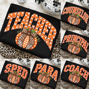 Op de afbeelding: Een zwart sweatshirt met een oranje boogvormig tekstontwerp met witte stippen en een centrale pompoengrafiek. De pompoen heeft een luipaardprint en oranje ruitpatroon met een luipaardstrik. Varianten bevatten de woorden TEACHER, COUNSELOR, PRINCIPAL, SPED, PARA en COACH.