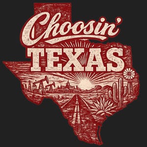 Puede incluir: Un diseño gráfico rojo y crema que presenta el contorno de Texas. El diseño incluye las palabras "Choosin' TEXAS" en una fuente vintage, junto con ilustraciones de torres de perforación petrolera, una carretera y cactus.