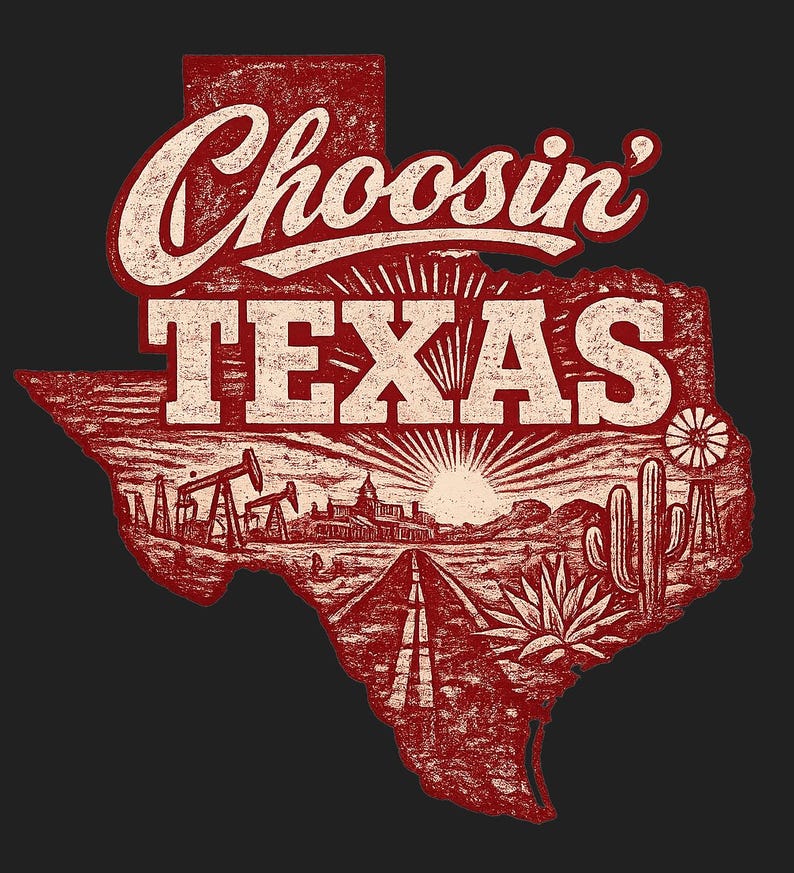 Puede incluir: Un dise&ntilde;o gr&aacute;fico rojo y crema que presenta el contorno de Texas. El dise&ntilde;o incluye las palabras "Choosin' TEXAS" en una fuente vintage, junto con ilustraciones de torres de perforaci&oacute;n petrolera, una carretera y cactus.