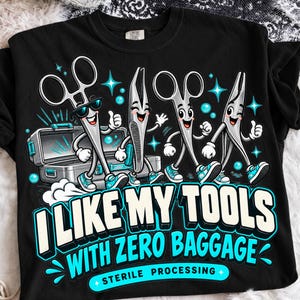 Op de afbeelding: Een zwart t-shirt met een afbeelding van vier antropomorfe chirurgische instrumenten met armen, benen en sneakers. De tekst luidt I LIKE MY TOOLS WITH ZERO BAGGAGE en STERILE PROCESSING, geaccentueerd met blauwe sterren en bubbels.