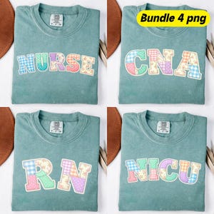 Könnte beinhalten: Vier teal-farbene T-Shirts mit Rundhalsausschnitt. Jedes Shirt zeigt den Titel eines anderen medizinischen Berufs in einem Patchwork-Design: NURSE, CNA, RN und NICU. Der Text "Bundle 4 png" befindet sich in einem gelben Banner.