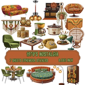 Könnte beinhalten: Eine Sammlung von Aufklebern im Stil der 1970er Jahre auf 7 Bögen im Format 21,6x27,9 cm. Das Set enthält Illustrationen von Möbeln, Wohnaccessoires und Haushaltsgeräten wie einem geblümten Sofa, einem Telefon und einem runden Bett.