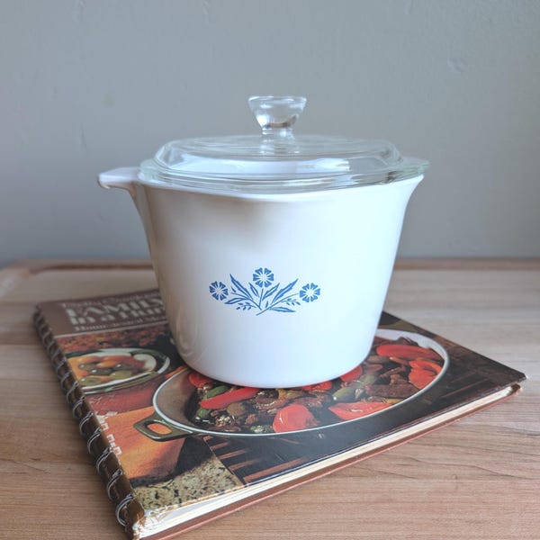 Sartén para preparar salsas Corning Ware P-55-B, color azul aciano, de 1 cuarto de galón, de la década de 1970, con tapa original