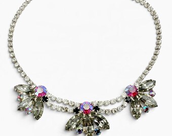 Collar babero vintage con pedrería y piedras AB en gris ahumado y rosa.