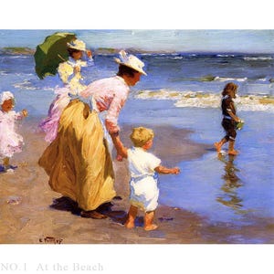 Puede incluir: Una pintura impresionista representa una escena de playa con figuras. Una mujer con camisa rosa y falda amarilla sostiene la mano de un niño. Otras figuras incluyen niños y una mujer con sombrilla. El océano y el cielo son visibles en el fondo. El texto "NO.1 At the Beach" está en la parte inferior.