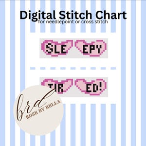 Peut inclure: Diagramme de point de croix numérique pour le point de croix ou le point de croix. Le design présente les mots "SLEEPY" et "TIRED!" dans des cadres en forme de cœur pixélisés roses. Le fond a des rayures verticales bleues et blanches.