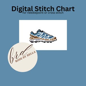 Può includere: Schema di punto digitale per punto ago o punto croce. L'immagine mostra una scarpa da corsa pixelata blu e marrone. Il testo "Digital Stitch Chart" e "for needlepoint or cross stitch" è incluso. Un logo circolare con la scritta "Rose by Bella" si trova nell'angolo in basso a sinistra.
