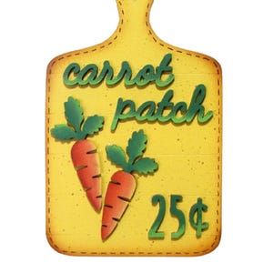 Puede incluir: Un letrero de madera amarillo con forma de tabla de cortar con el texto "carrot patch" y "25¢" en letras verdes. Dos zanahorias naranjas con hojas verdes están en el letrero.